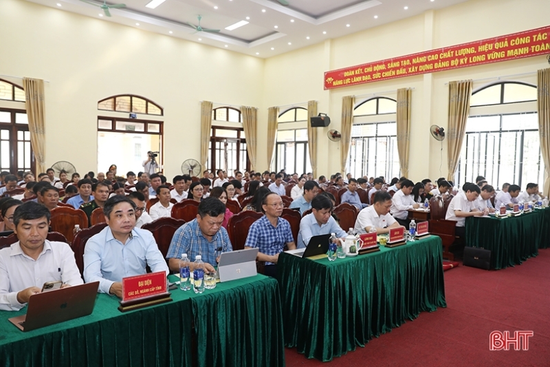 Cử tri kiến nghị nâng cấp cơ sở hạ tầng tại các khu tái định cư Cử tri kiến nghị nâng cấp cơ sở hạ tầng tại các khu tái định cư