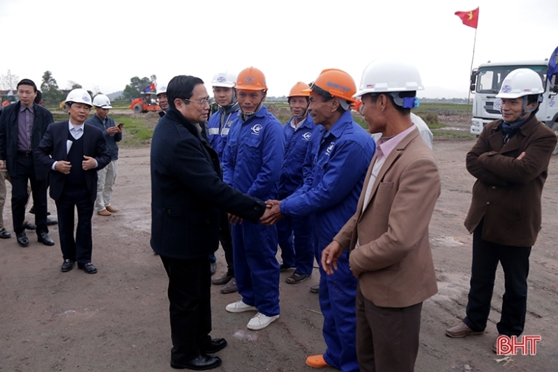 “Đua” tiến độ trên công trường cao tốc Bắc – Nam đoạn qua Hà Tĩnh “Đua” tiến độ trên công trường cao tốc Bắc – Nam đoạn qua Hà Tĩnh