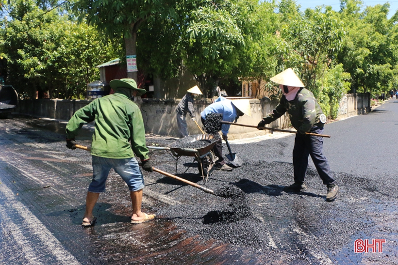 TP Hà Tĩnh đẹp hơn từ những con đường thảm nhựa nóng TP Hà Tĩnh đẹp hơn từ những con đường thảm nhựa nóng