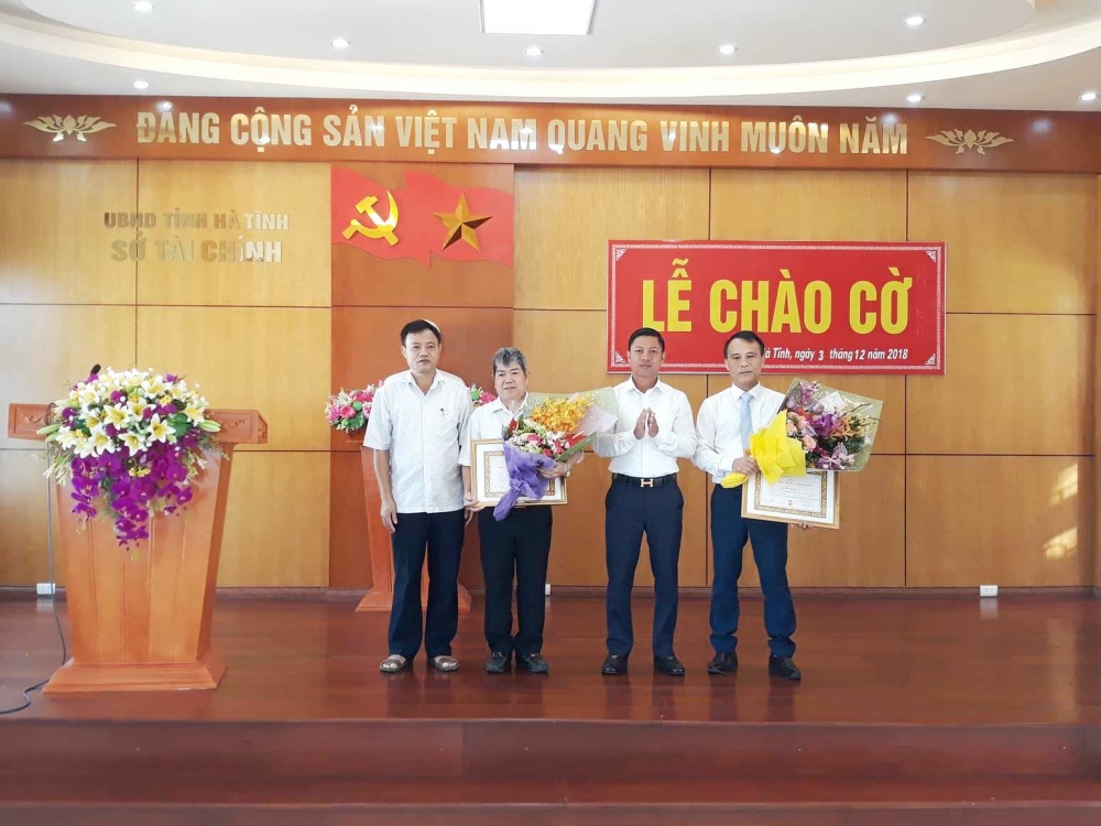 Lễ trao huy hiệu 30 năm tuổi Đảng