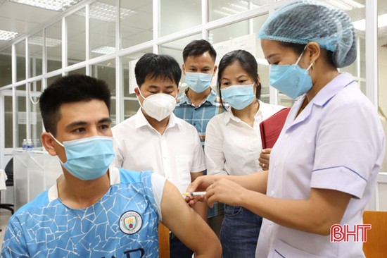Đến quý I/2022, phấn đấu trên 70% dân số Hà Tĩnh được tiêm vacxin phòng COVID-19 Đến quý I/2022, phấn đấu trên 70% dân số Hà Tĩnh được tiêm vacxin phòng COVID-19