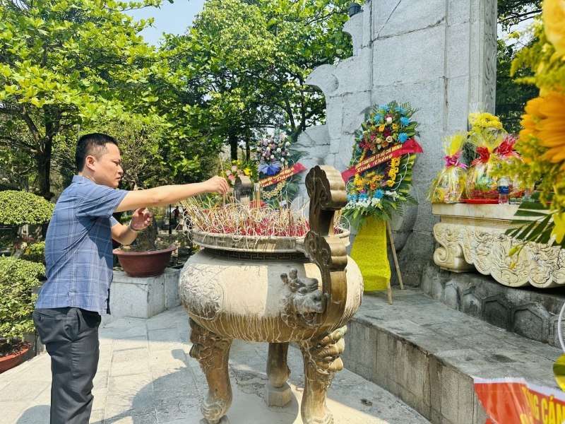 Đảng uỷ, Chi đoàn Sở Tài chính dâng hương tại Nghĩa trang liệt sỹ Quốc gia Trường Sơn, Đường 9 tại tỉnh Quảng Trị Đảng uỷ, Chi đoàn Sở Tài chính dâng hương tại Nghĩa trang liệt sỹ Quốc gia Trường Sơn, Đường 9 tại tỉnh Quảng Trị