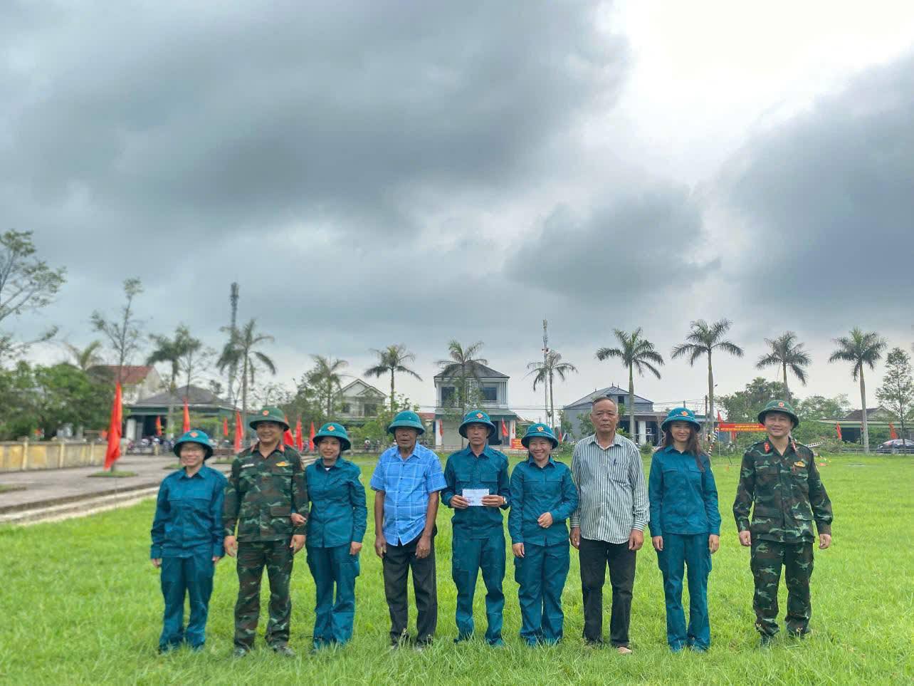 Tiếp sức tinh thần cho chiến sĩ dân quân trên thao trường 