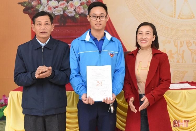 Tự hào đứng vào hàng ngũ của Đảng trong dịp Đại hội Đảng toàn quốc lần thứ XIII