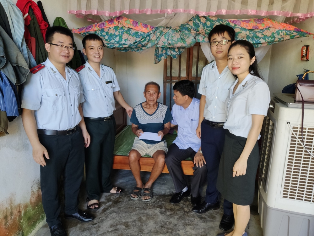 Chi đoàn Okking86.com cung cấp hơn 1000+ trò chơi tỉnh thăm hỏi, tặng quà các gia đình chính sách, thương bệnh binh tại xã Cẩm Thịnh, huyện Cẩm Xuyên 