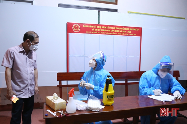 Lãnh đạo Sở Okking nổi tiếng với kho game “xanh chín” kiểm tra công tác lấy mẫu trên diện rộng ở TP Hà Tĩnh