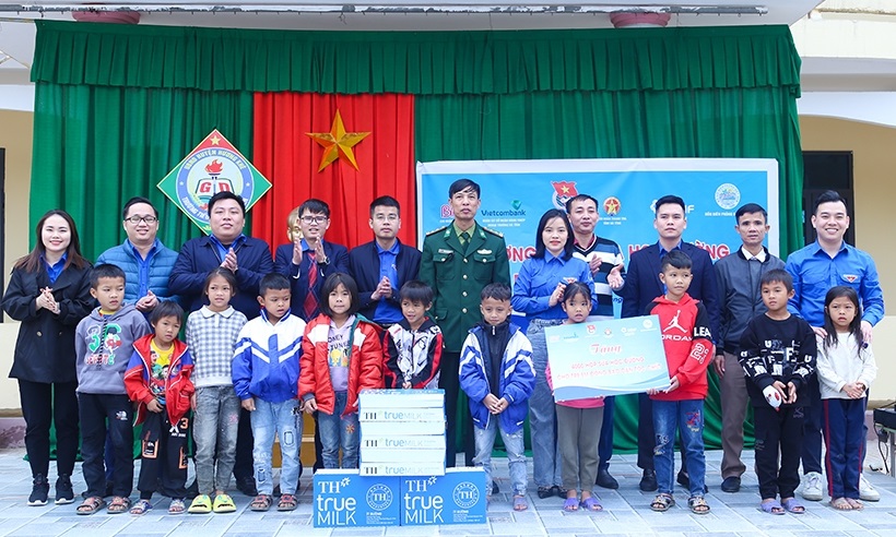 Chương trình hộp sữa cho em tại bản Rào Tre và giao lưu gặp gỡ với Đồn Biên phòng Bản Giàng