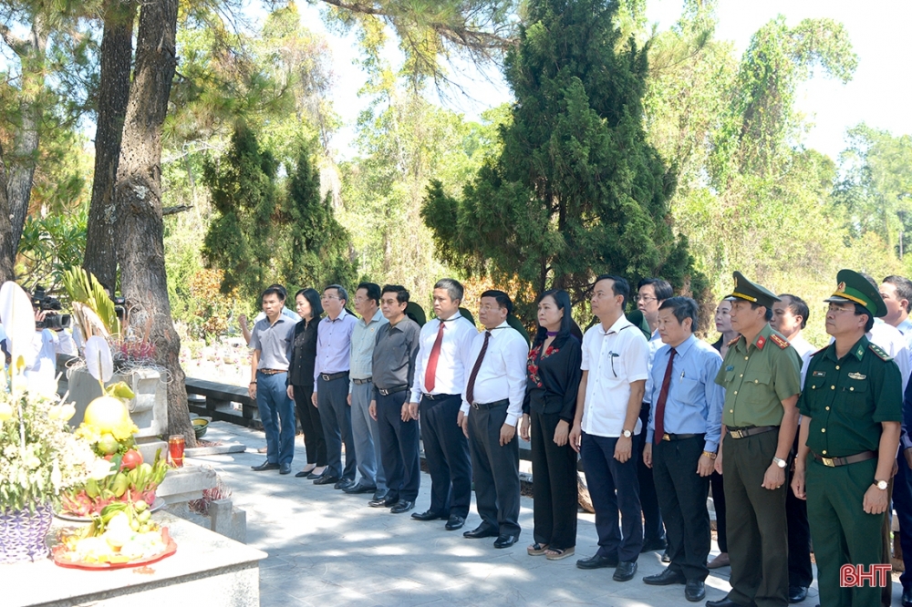 Lãnh đạo Đăng Nhập Okking.com dâng hương tưởng niệm anh hùng liệt sỹ tại các nghĩa trang Trường Sơn, Đường 9