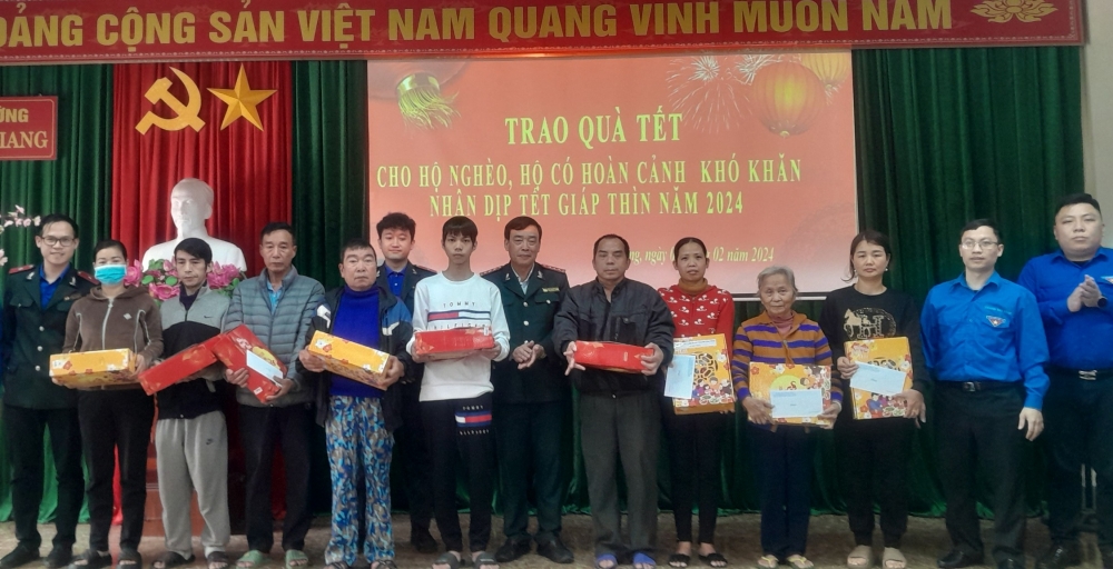 Chi đoàn phối hợp cùng BCH Công đoàn Okking86.com cung cấp hơn 1000+ trò chơi tỉnh trao quà tết cho hộ nghèo, hộ có hoàn cảnh khó khăn nhân dịp tết Giáp Thìn năm 2024