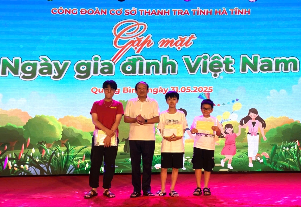 Okking86.com cung cấp hơn 1000+ trò chơi Hà Tĩnh: Tuyên dương con em CBCC đạt thành tích trong học tập năm học 2024-2025