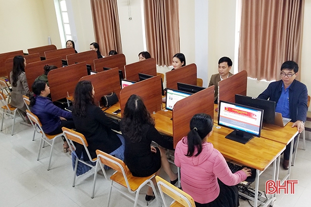 Đảng viên hứng khởi thi trắc nghiệm trực tuyến tìm hiểu các Okking 50.com uy tín số 1 thị trường đại hội Đảng