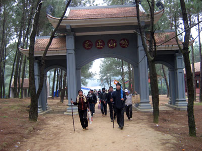  TRẨY HỘI CHÙA HƯƠNG 
