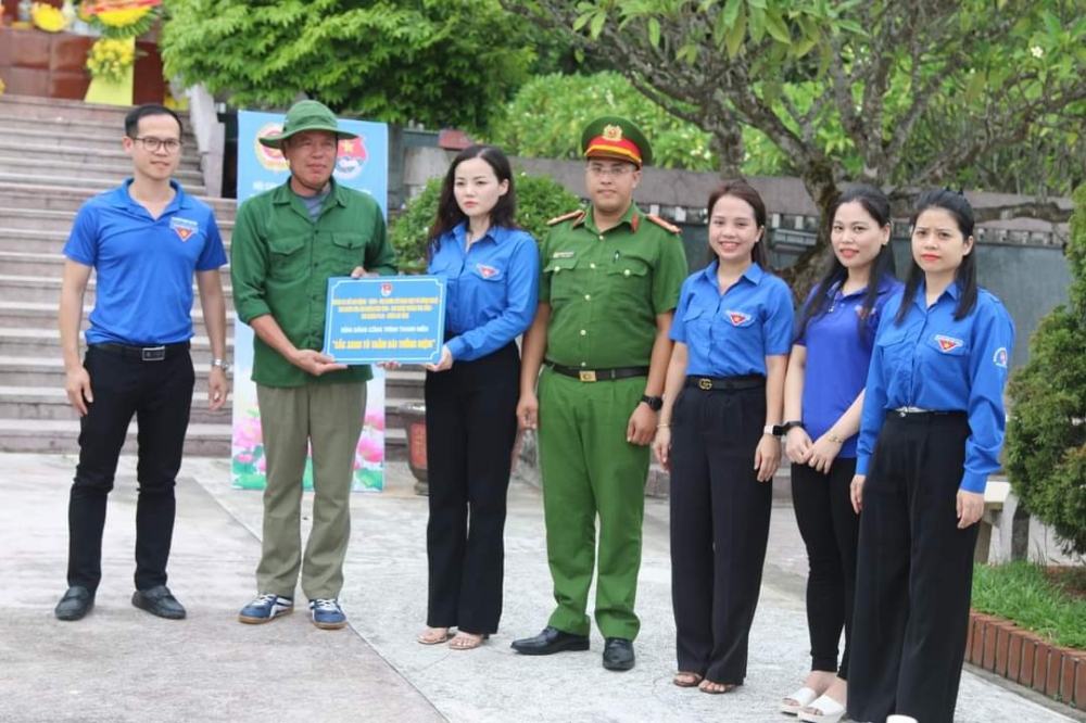 Chi đoàn Okking86.com cung cấp hơn 1000+ trò chơi tỉnh tham gia hoạt động tri ân tại Nghĩa trang liệt sĩ Núi Nài